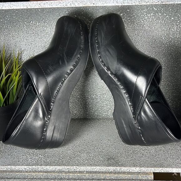 L.L. Bean Ladies 9.5 Black Leather Stapled Wedge Professional Nurse Clogs Shoes - Picture 5 of 7